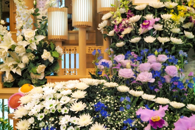 1481145 s - 葬儀に生花を送りたい場合はどうしたらいい？供花のマナーについて紹介